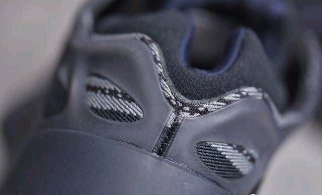 『椰子』Yezzy 700v3黑色灵魂,椰子值多少钱?