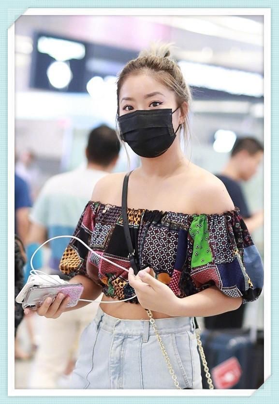 不露腿的王菊美翻天，穿露脐装秀小蛮腰，网友：头次发现你这么瘦