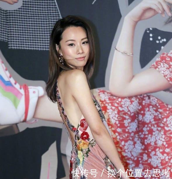 邓丽欣太高估自己的身材了吧，穿吊带深V长裙，身材像平板还俗气