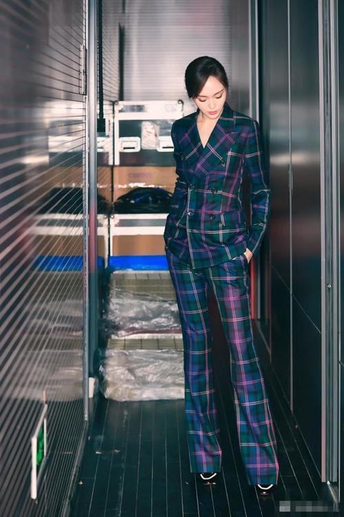 唐嫣机场秀终于不戴帽子了，网友：发际线太辣眼，和杨幂有得一拼