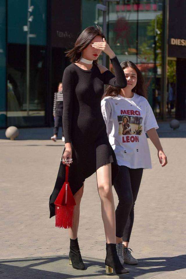 街拍: 微胖的吊带裙美女, 小心机十足!