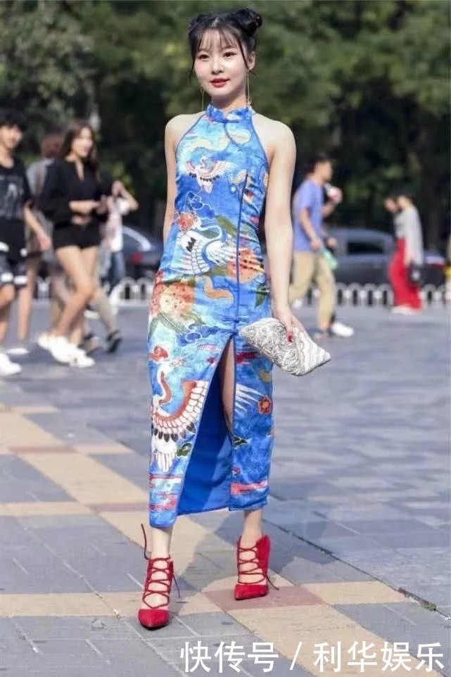 甜美小姐姐中国旗袍穿身上，洒脱肆意，行走街头，惊艳路人