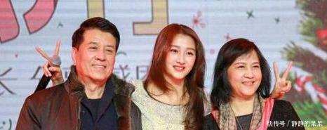 关晓彤霸气回应与鹿晗接吻事件，网友这其实很正常啊