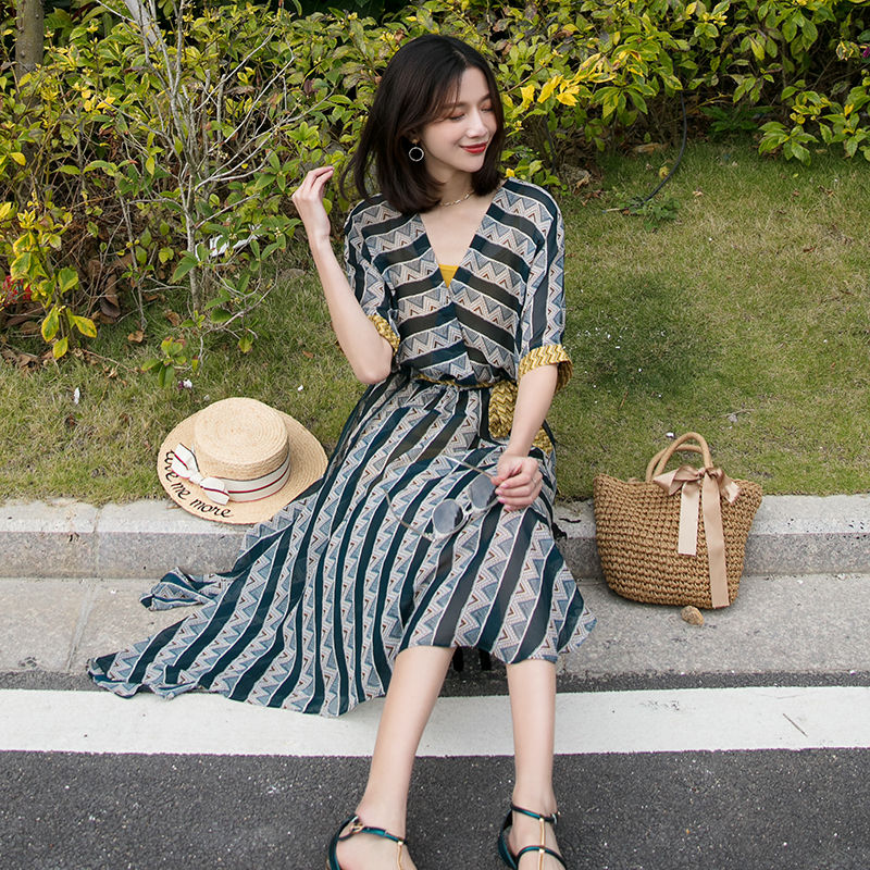 哪个“流氓”设计沙滩裙?海边度假这样穿，比透视装还撩人