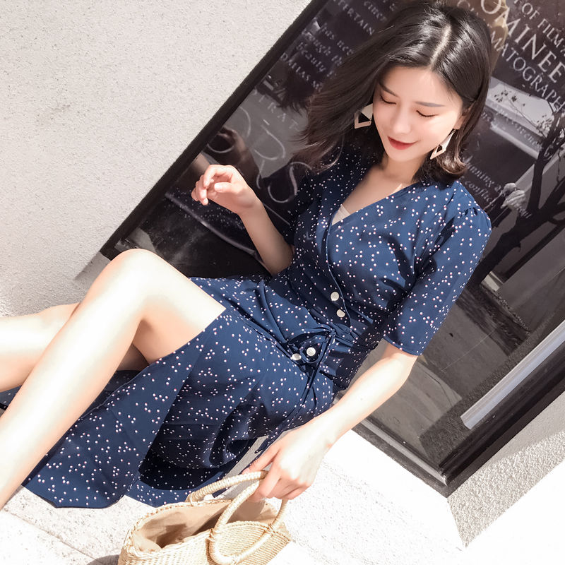 40岁女人别穿太花哨，学下面女人穿素雅裙+尖头鞋，温婉有气质