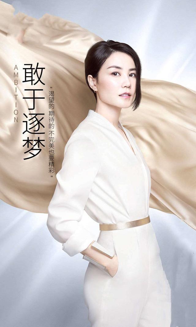 「 淡妆」大背头配淡妆少女感十足，难怪小11岁谢霆锋还爱她，50岁王菲A爆