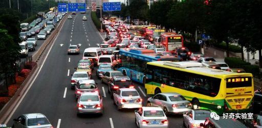 为什么别人的车道永远都比你快？高速上应该选哪条道？