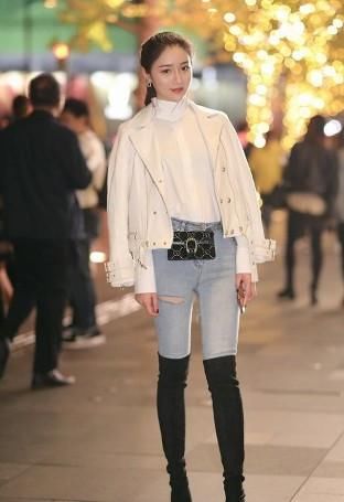 「搭配」路人街拍,小姐姐搭配了黑色长筒高跟靴,整体搭配帅气又精致