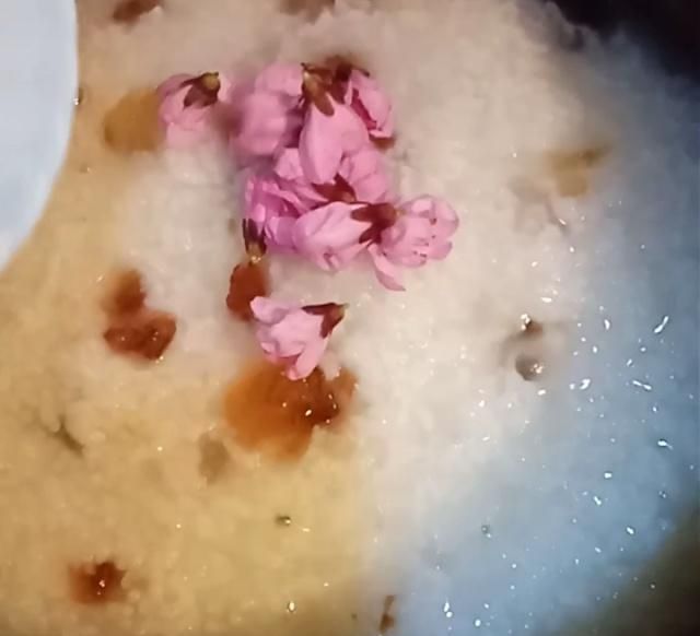  白皙：熬一碗桃花粥，喝了皮肤白皙有光泽度，美容护肤又美容养颜