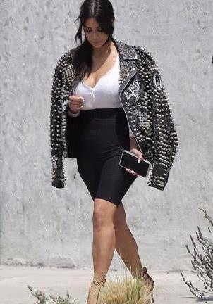 卡戴珊姐妹“骑行裤”装扮出行，预示着该装扮已经闯入时尚界