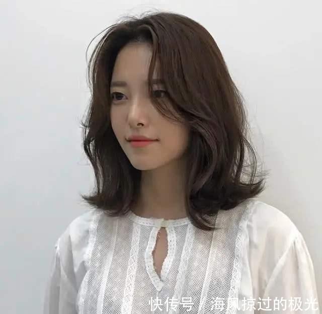 「女生」圆脸女生别“乱剪”头发,今年最流行的4种发型,显脸小又好看!