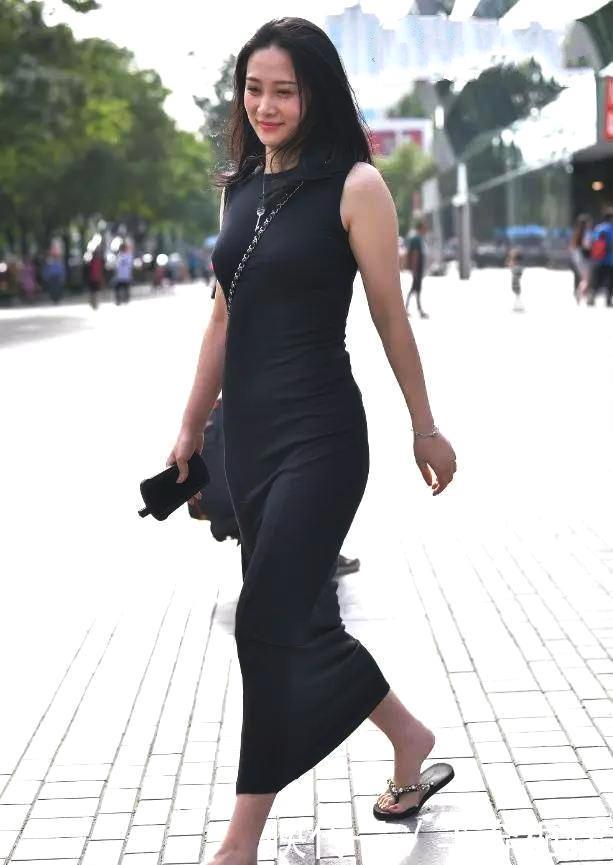 「 感觉」时尚气息满满，街拍：两位小姐姐戴的礼帽有一种贵族气息