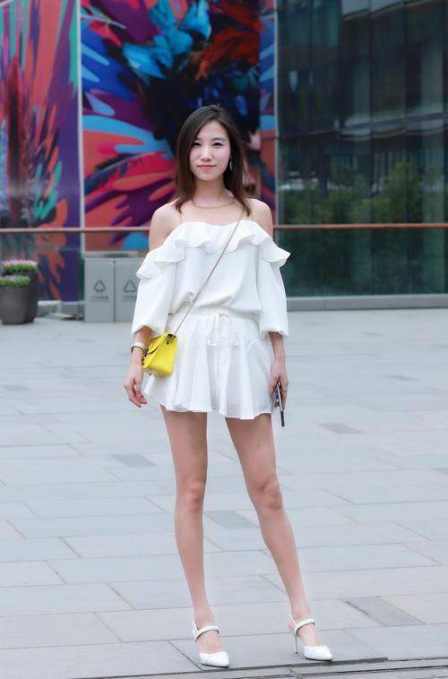 路人街拍，甜美气质小姐姐，穿着文静温柔，令人心动！