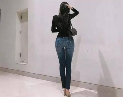 牛仔裤显现女性美好身材，看上去迷人又有魅力！