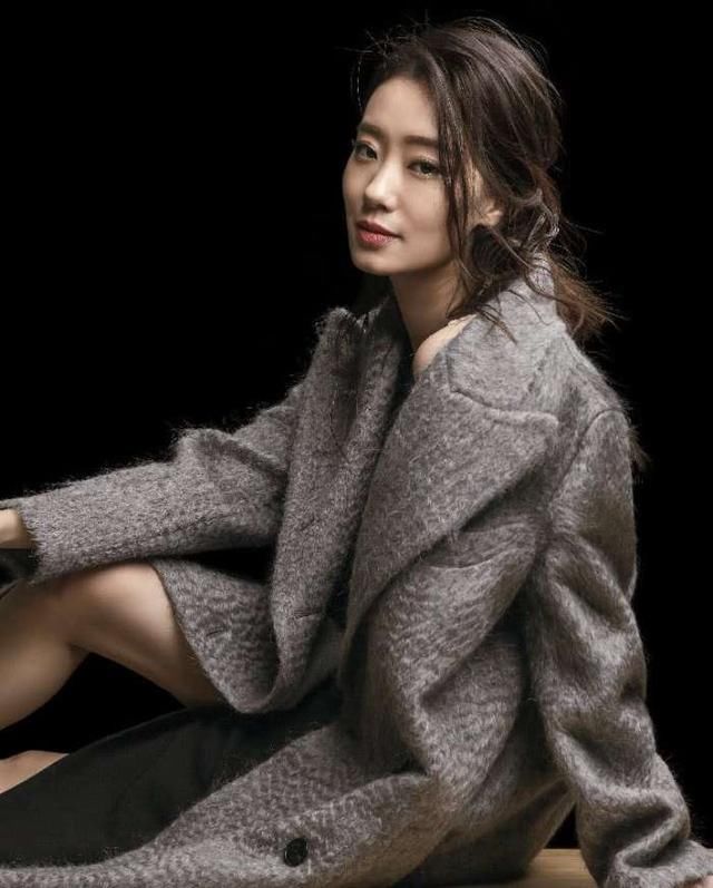 张小斐真会玩,下面开到大腿处,网友:果然是靠腿成名的!