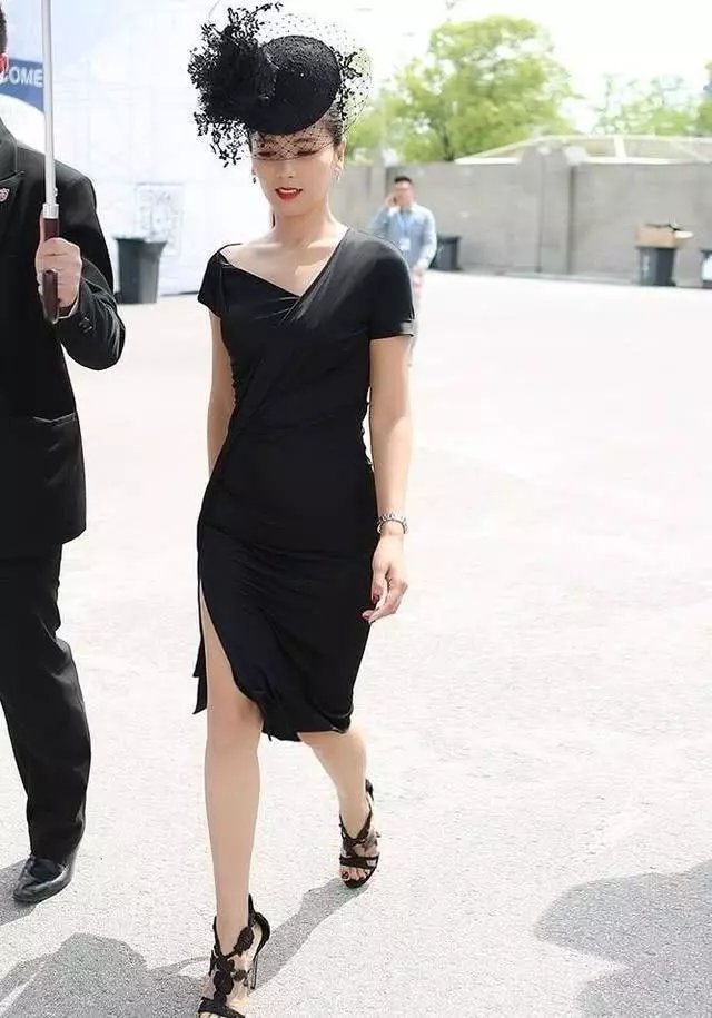 刘涛厉害了，这身装扮惊艳全场，只是这身材暴露了年龄