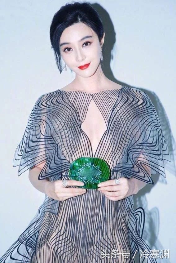 范冰冰这条裙子也是绝了，穿上就像“行走的马赛克”!