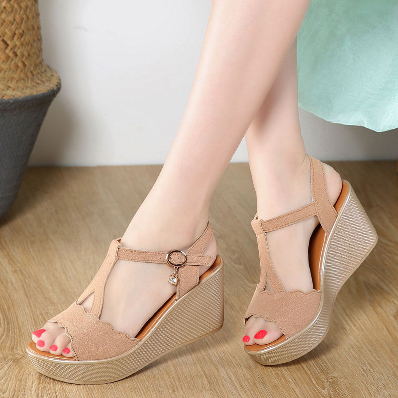 妈妈们不敢穿高跟鞋，但是走不稳?穿上这6双坡跟凉鞋，更显修长