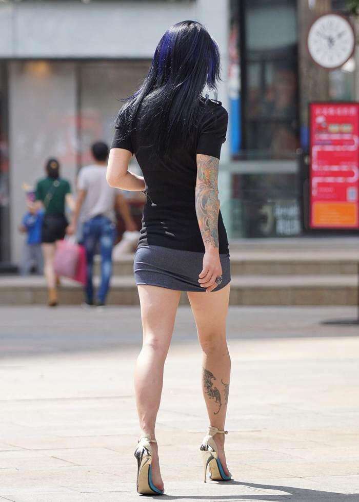 街拍: 紧身包臀裙的浑圆辣妈,这么穿很好看