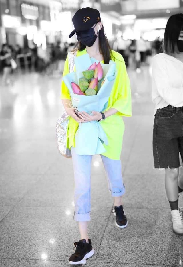 张天爱里面只穿一件裹胸,搭配瑜伽裤就敢往机场跑,这身材我服了