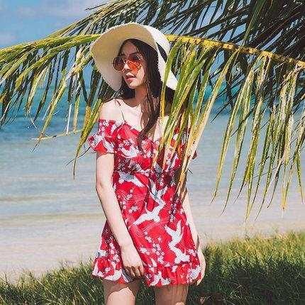 泳衣太露，不敢穿？今夏流行的连体泳衣，露比不露更显清纯小性感