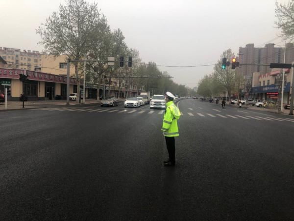  「坚守岗位」保畅通促安全！山东交警雨中执勤尽职责，坚守岗位保平安！