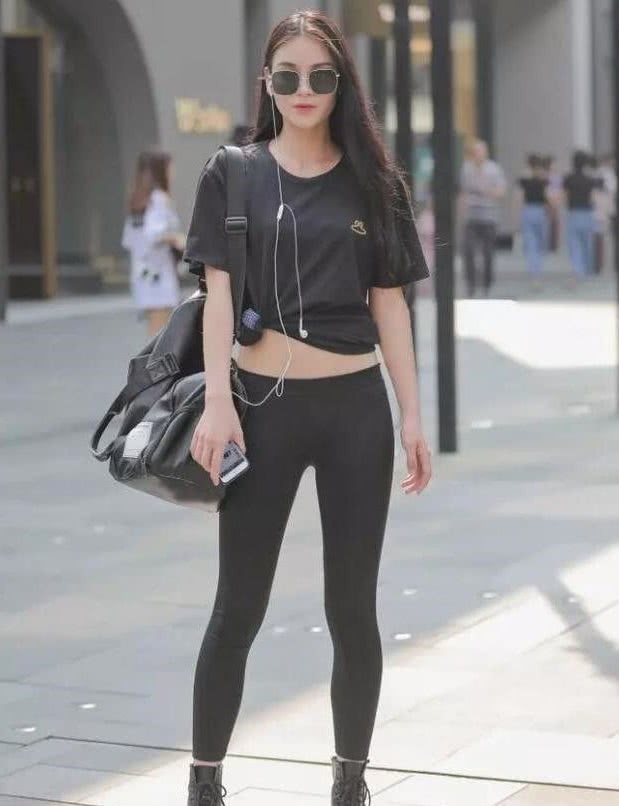 穿打底裤的美女，披发出迷人魅力