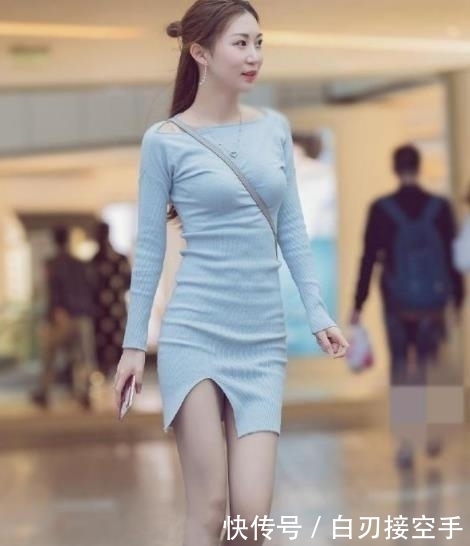  「身穿」街拍：长相甜美的小姐姐，身穿宽松的毛衣配短裙，尽显优雅女神的风采