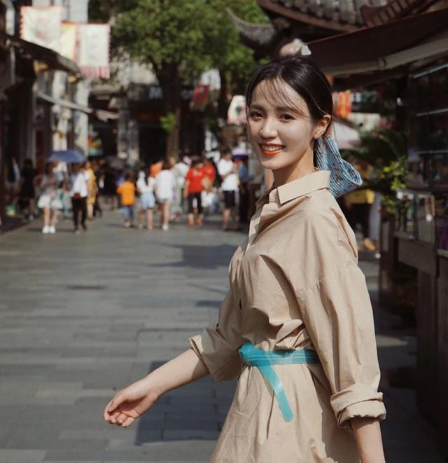  #气质#女人过了三十岁,尽量别穿迷你裙,换上及踝裙吧,更加优雅显气质