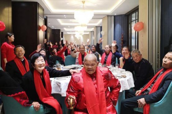 美国游客首次来中国，看到这平凡一幕傻眼了：你们中国人都这样？