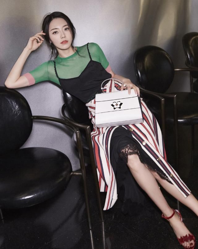 黄梦莹打扮清新可爱，比迪丽热巴还自然，为什么杨幂就不捧她？