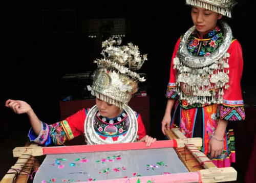 去苗寨旅行，苗族姑娘递给你一块布，导游：千万不要接！