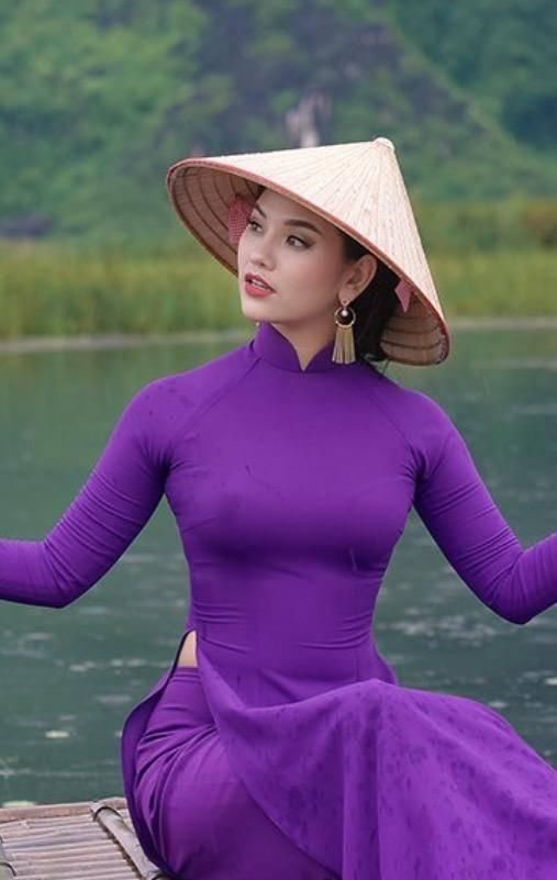  『小姐姐』街拍：小河里的丝滑长裙小姐姐，温文尔雅！