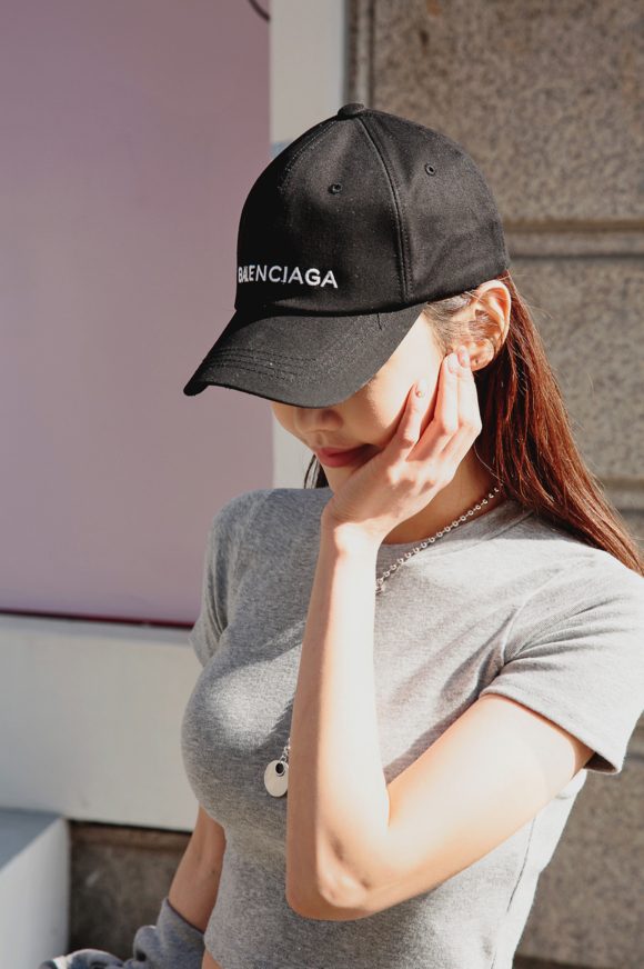 女神孙允珠，酷炫卡路里灰青石健美打底衫