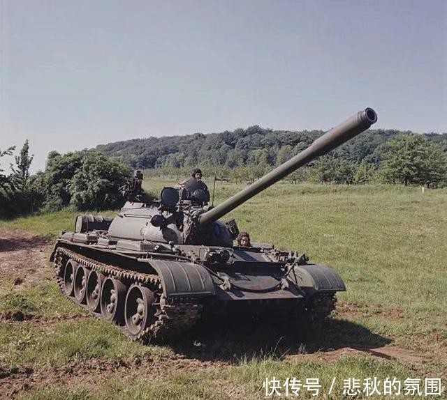  『坦克』坦克外形各式各样，99式后部却挂俩个大油桶，实战中有什么用？
