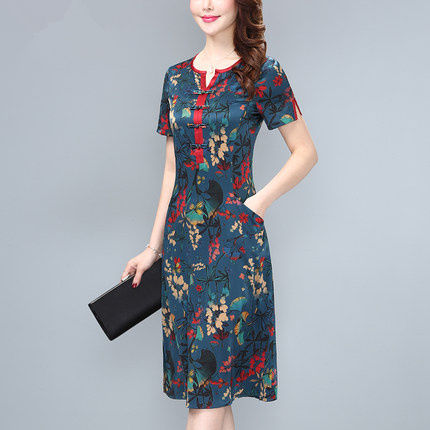 这个旗袍好美啊，把女性的身材曲线完整的勾勒出来，太有气质了