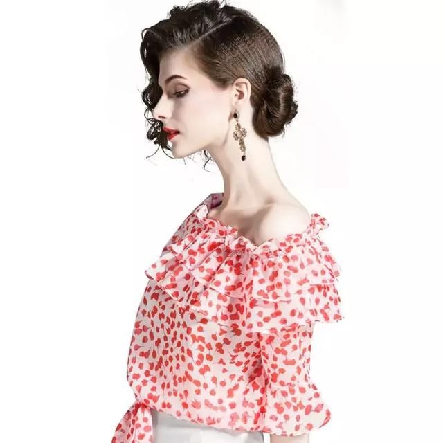 回头率爆棚的雪纺套装，香肩微露，优雅中还透着小性感