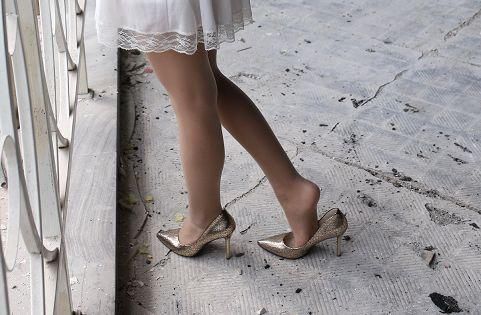 尖尖细高跟,一双时尚又坚挺的高跟鞋,让女人走路都会自信很多!