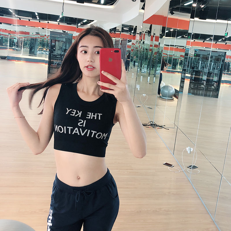 健身的女人身材就是不一样，前凸后翘，还露出马甲线