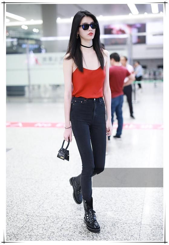 看了奚梦瑶吊带衫，再看看郭碧婷，才知道清纯和性感的差距有多大