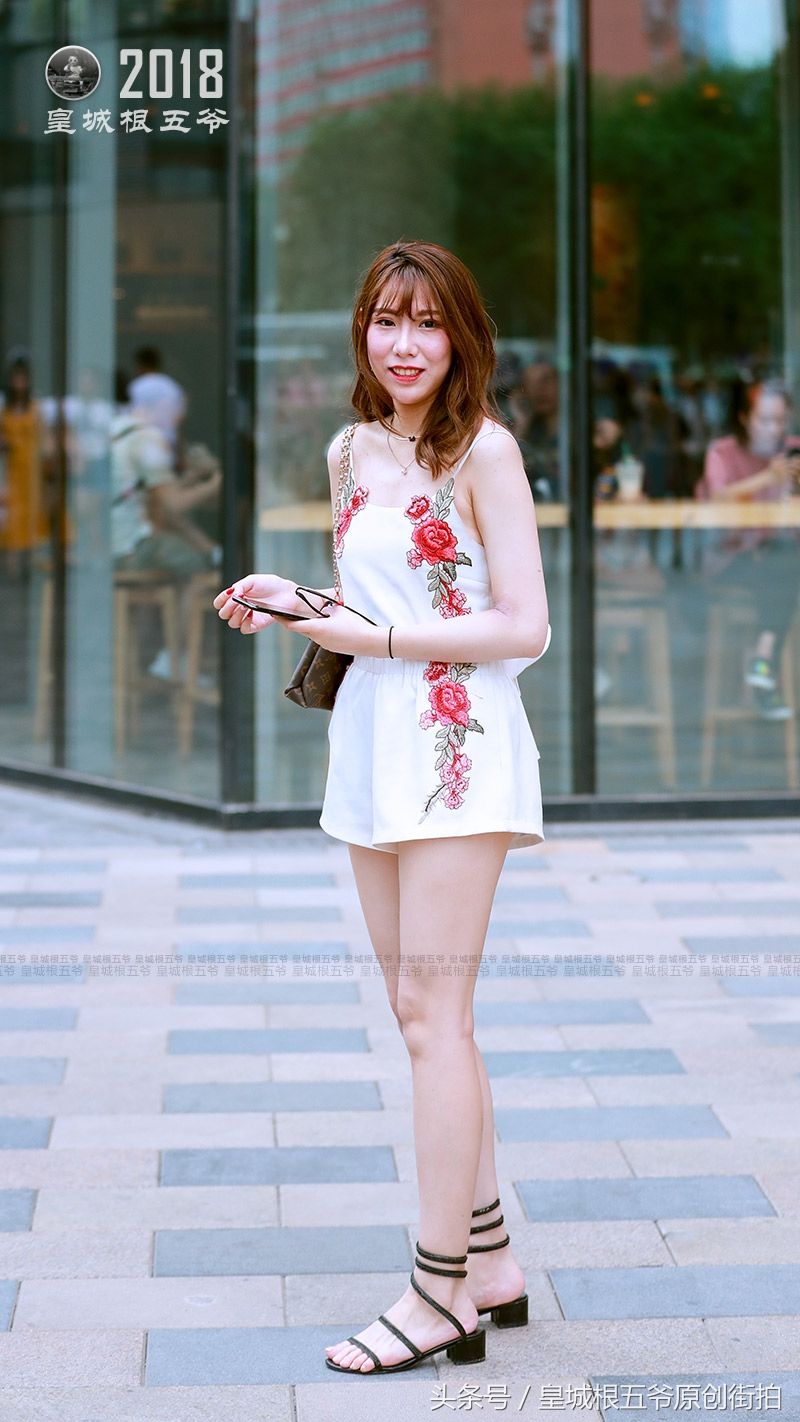 街拍:简单大方的穿搭适合每一个爱美的姑娘