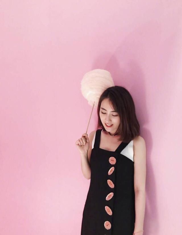 黑色连衣裙现在不流行？别逗了，马苏穿起来各种美