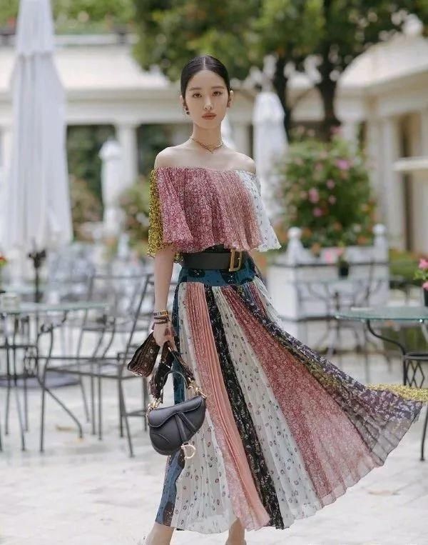 今年最流行的连衣裙穿法，就是加条腰带?