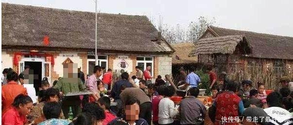 去农村吃酒席，大妈的“一个举动”，让一桌子人都放下了筷子