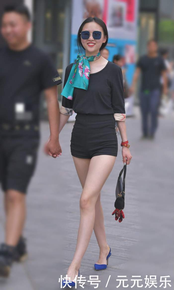 素人街拍：这亮眼的围巾，抢镜头没谁了 网友：看样子是空姐