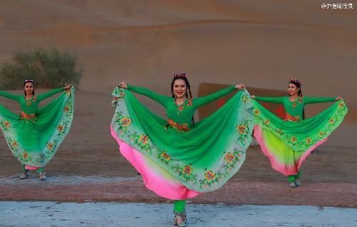 在新疆沙漠深处邂逅的歌舞“婚礼”，姑娘们个个美若天仙