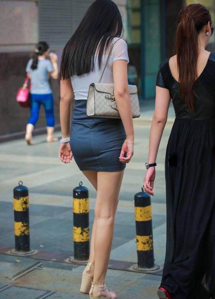 街拍:微胖身材的小姐姐,紧身裙更能凸显迷人气质