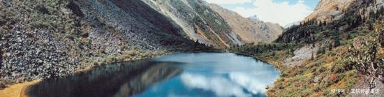 四川小镇，巨大湖水没有鱼，区域内没有蛇，日本人说有水怪鱼龙