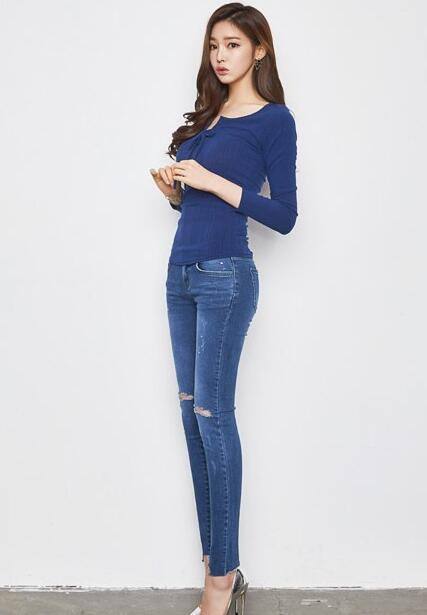 靓丽搭配的牛仔裤美女，身材紧致，美得无可挑剔！