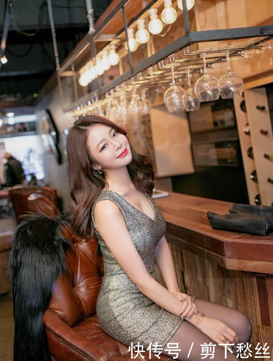  显得■时尚摄影女人就应像红酒，年份不同滋味不同！
